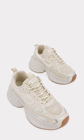 SHANNON TENIS COLOR NUDE MULTITEXTURA CON DISEÑO RETRO RUNNING Y PLATAFORMA DE PUNTA REDONDA CON AGUJETAS CRUZADAS AL FRENTE PARA MUJER