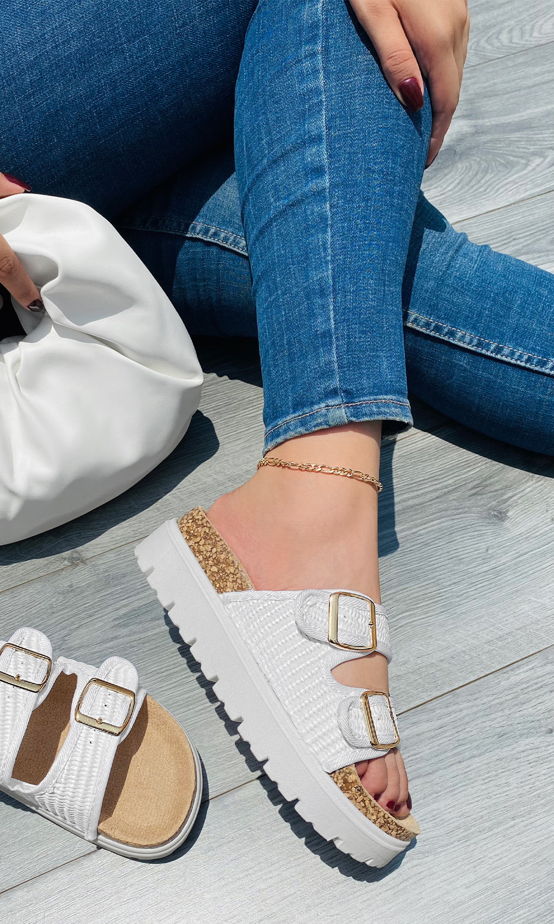 SHARENI COMO COMBINAR SANDALIAS BLANCAS CON PANTALON DE MEZCLILLA CON PULSERA PARA LA UNIVERSIDAD Y BOLSA BLANCA ARRUGADA 