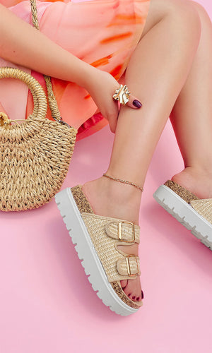 SHARENI MODELO POSA SANDALIAS NUDE SOBRE CICLORAMA CON BOLSA DE FIBRAS Y VESTIDO VERANIEGO PARA USAR EN LA PLAYA CON JOYERIA 