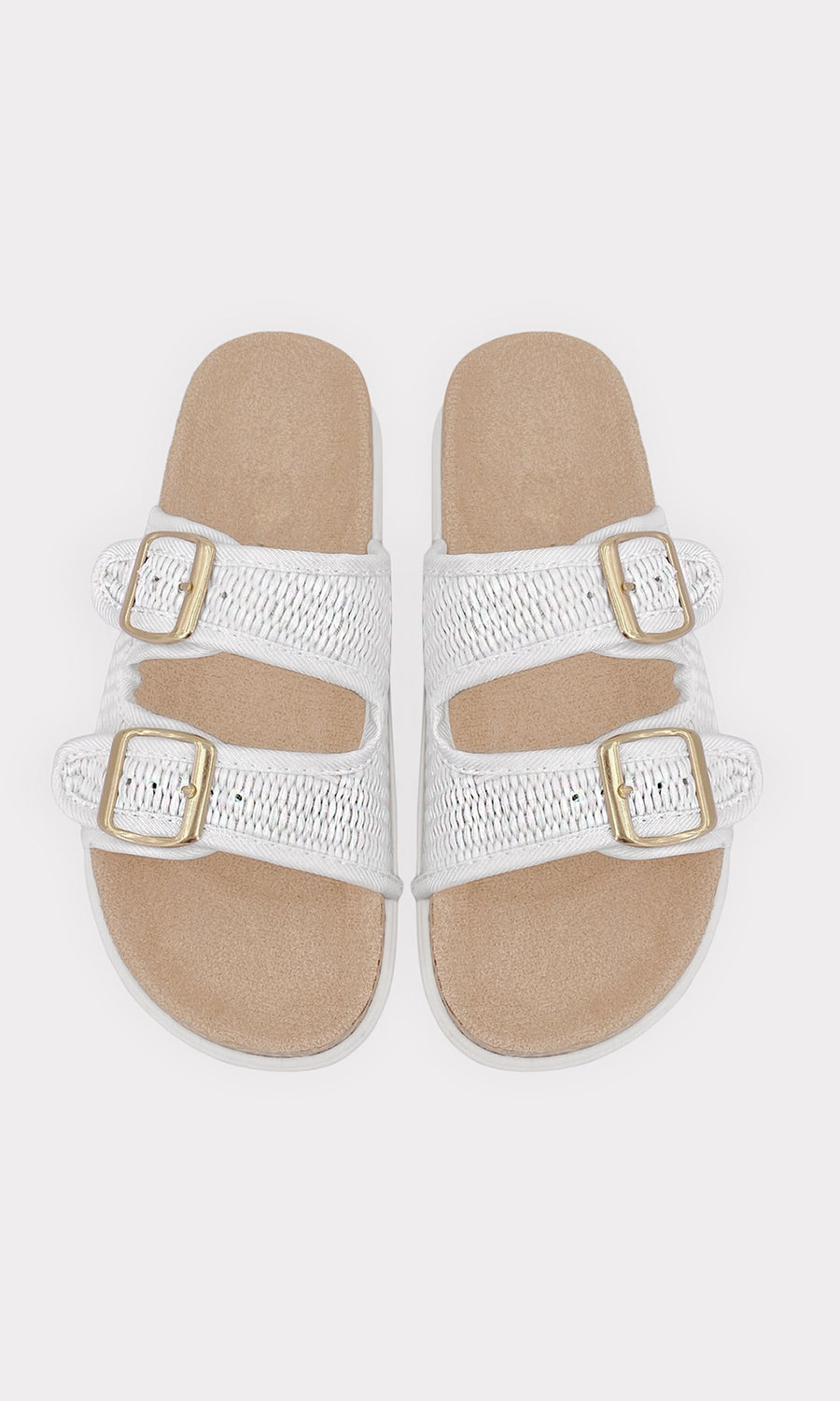 SHARENI COMO COMBINAR SANDALIAS BLANCAS CON PANTALON DE MEZCLILLA CON PULSERA PARA LA UNIVERSIDAD Y BOLSA BLANCA ARRUGADA 