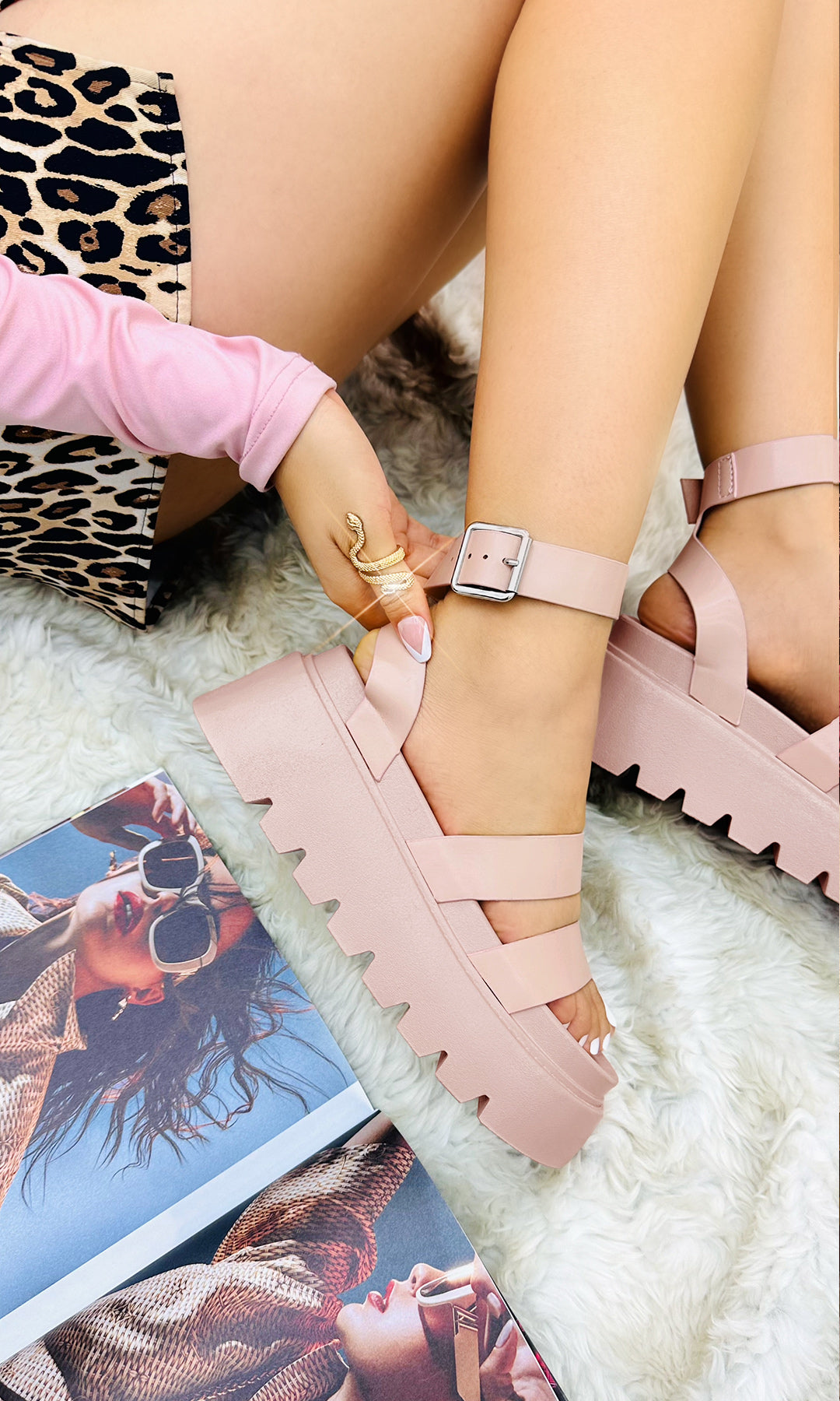 SHAYLA IT GIRL LUCE SANDALIAS COLOR BLUSH DE PLATAFORMA CON FALDA ANIMAL PRINT CORTA Y BLUSA DE MANGA LARGA PARA VERSE FASHION EN CITAS