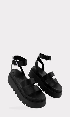 SHAYLA SANDALIAS DE PLATAFORMA NEGRAS CON HEBILLA PLATEADA EN ANKLE STRAP AJUSTABLE Y PLATAFORMA DE 5.5 CM HECHAS EN VINIPIEL PARA CHICA
