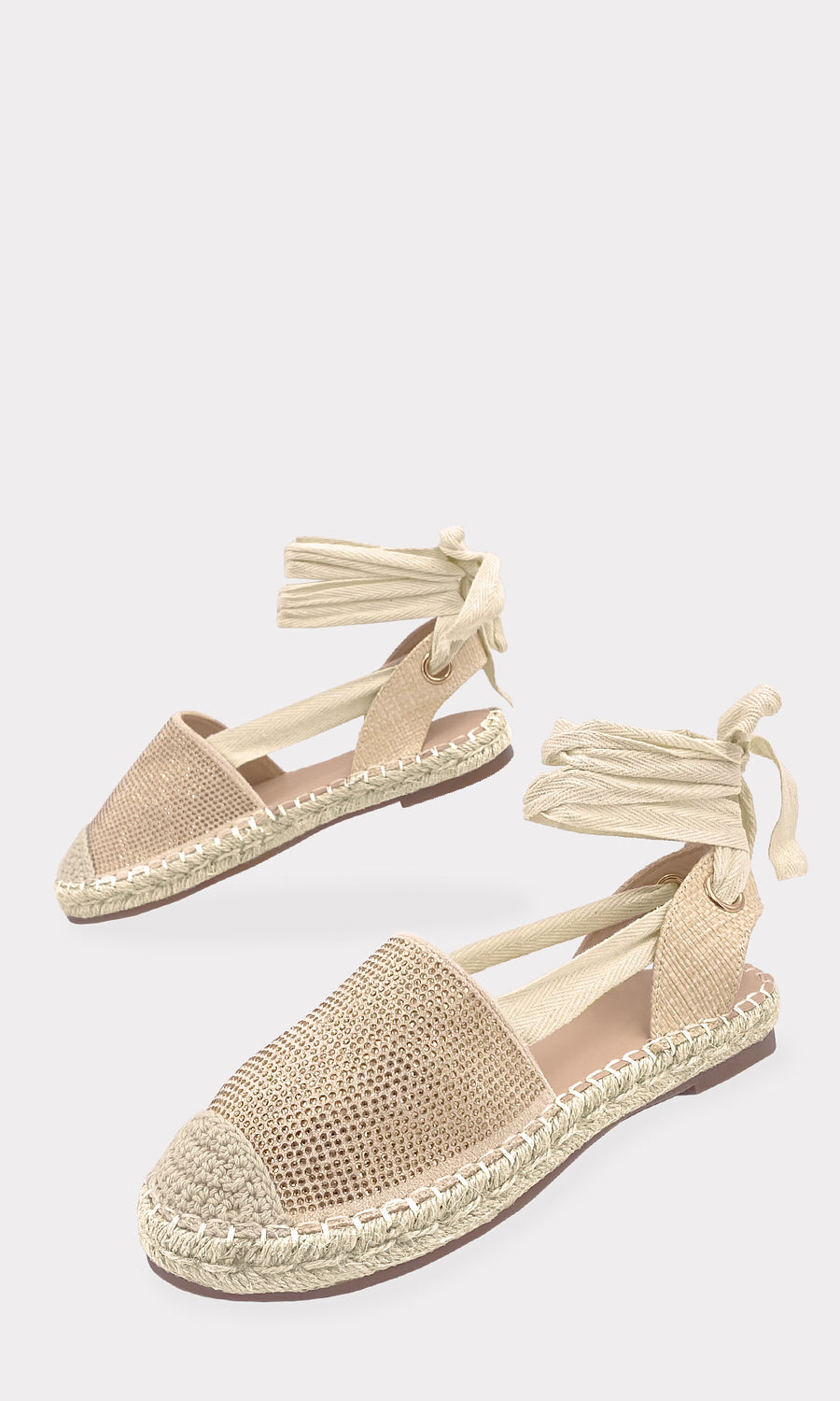 SHERYL LOOK BOHEMIO-CHIC EN TENDENCIA COMBINANDO ALPARGATAS DE LACE-UP CON VESTIDO LARGO CONFECCIONADO EN CROCHET BLANCO