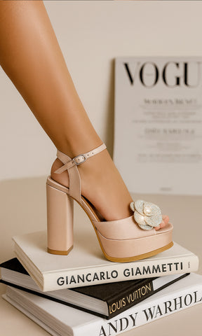 SHIMMER CHICA COMBINA ZAPATILLAS NUDE DE PLATAFORMA CON VESTIDO CORTO PARA LUCIR FASHION EN CITAS ROMANTICAS