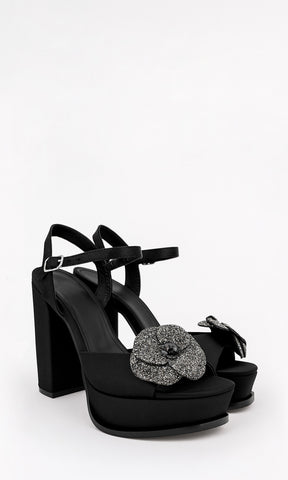 SHIMMER ZAPATILLAS NEGRAS DE FIESTA CONFECCIONADAS EN SATIN CON DETALLE DE FLOR CON BRILLOS EN STRAP ANCHO ARRIBA DE LOS DEDOS Y TACON GRUESO DE 12.5 CM