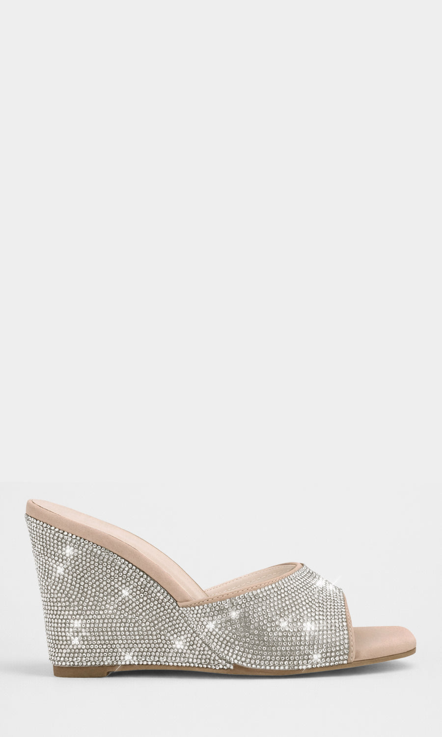 SILVANA CHICA USA ZAPATILLAS MULE DE TACON WEDGE COLOR NUDE CON ABRIGO FAUX FUR PELO LARGO ENCIMA DE VESTIDO CORTO 
