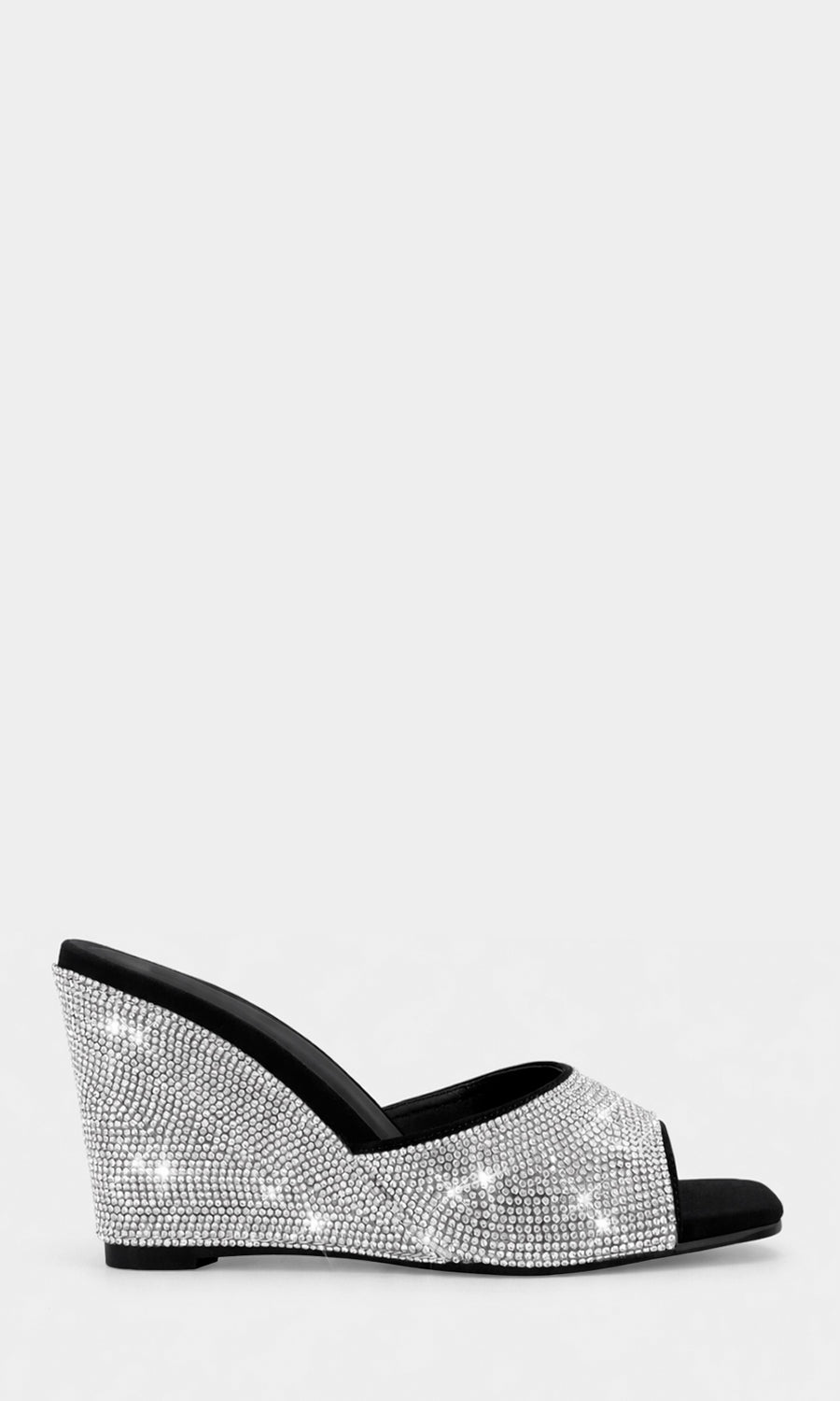 SILVANA MODELO POSA ZAPATILLAS NEGRAS DE TACON WEDGE MIENTRAS LUCE ENTERIZO DE LICRA Y TOP TIRANTES FINOS CON FLECOS
