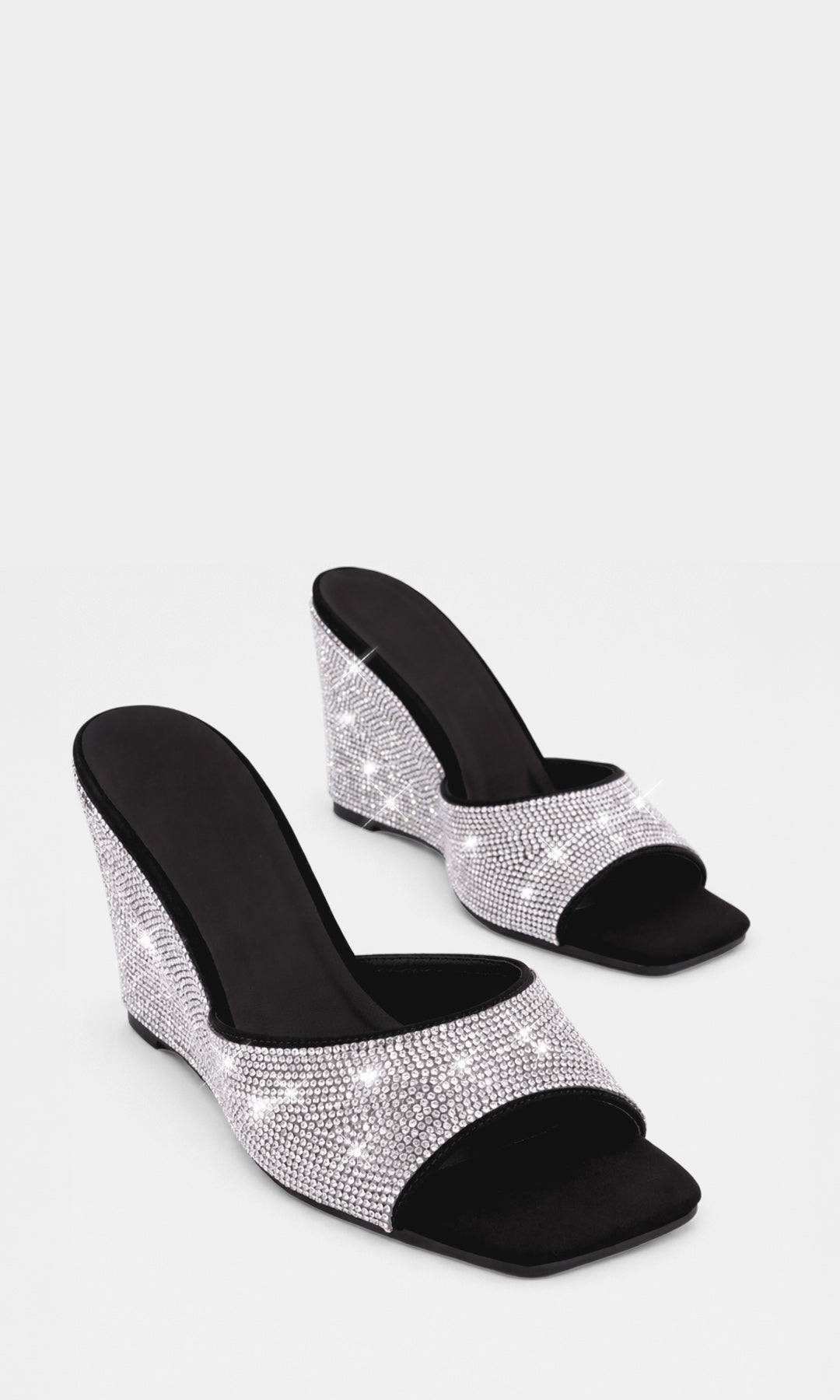 SILVANA ZAPATILLAS NEGRAS CONFECCIONADAS EN NUBOCK CON TACON WEDGE DE BRILLOS PLATEADOS DE 8.5 CM Y TERMINACION CUADRADA PARA FIESTA DE NOCHE 