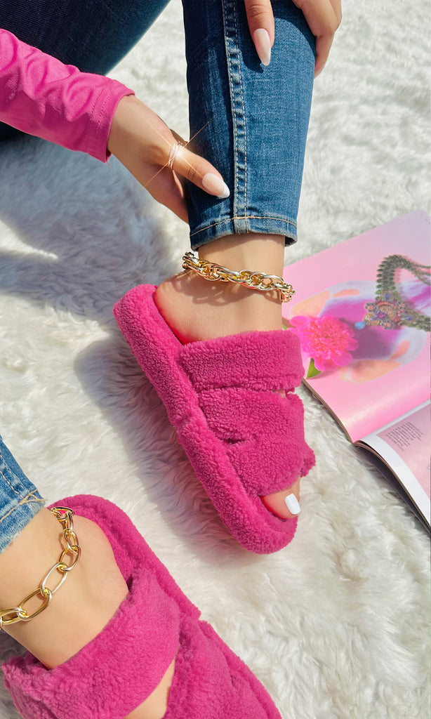 SOFTY LOOK COMODO Y CASUAL USANDO SANDALIAS ROSA FUSCIA DE PELUCHE CON BLUSA DEL MISMO TONO A JUEGO DE SKINNY JEANS CON ANKLETS DORADOS