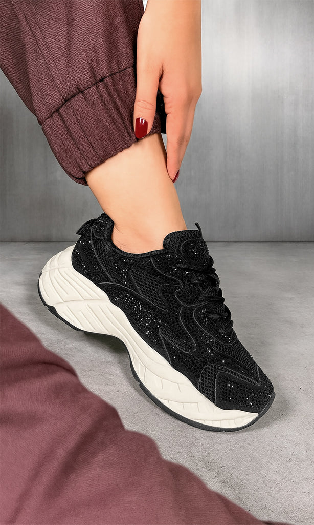 SOHO COMO COMBINAR TENIS NEGROS DE BRILLOS CON PANTALON CAFE TIPO JOGGER Y CHAMARRA OVERSIZE DE MEZCLILLA PARA VERSE TRENDY