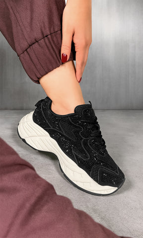 SOHO COMO COMBINAR TENIS NEGROS DE BRILLOS CON PANTALON CAFE TIPO JOGGER Y CHAMARRA OVERSIZE DE MEZCLILLA PARA VERSE TRENDY