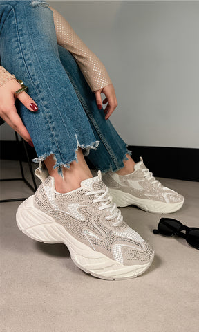 SOHO COMO COMBINAR TENIS NUDE DE BRILLOS CON PLATAFORMA CHUNKY Y PANTALON DE MEZCLILLA A JUEGO DE BLUSA NUDE CON GAFAS