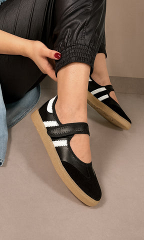 SOLANA CHICA COMBINA TENIS TIPO MARY JANE NEGROS CON PANTALON JOGGER Y CHAMARRA OVERSIZE DE MEZCLILLA PARA VERSE EN TENDENCIA 