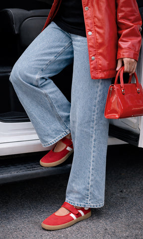 SOLANA CÓMO COMBINAR TENIS ROJOS MARY JANE CON JEANS DE MEZCLILLA Y CAZADORA DE CUERO ENCIMA DE PLAYERA NEGRA CON BOLSO