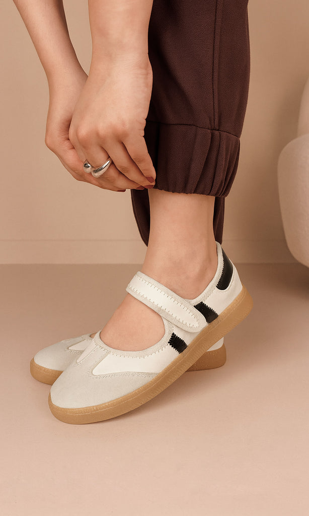 SOLANA FASHION LOOK USANDO PANTALON CAFE CON TENIS FLATS BLANCOS Y T-SHIRT PARA VERSE CASUAL-CHIC EN TARDE CON AMIGAS