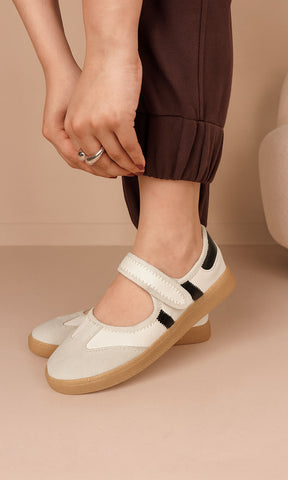 SOLANA FASHION LOOK USANDO PANTALON CAFE CON TENIS FLATS BLANCOS Y T-SHIRT PARA VERSE CASUAL-CHIC EN TARDE CON AMIGAS