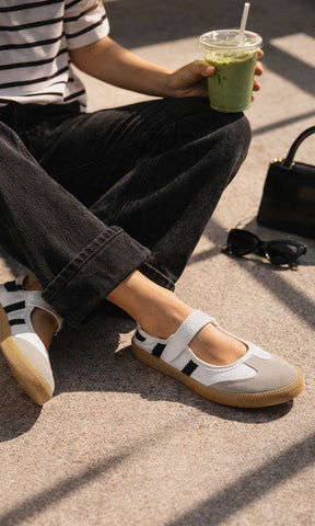 SOLANA LOOK CASUAL PARA USAR EN SALIDA AL CINE COMBINANDO TENIS BLANCOS MARY JANE CON JEANS NEGROS Y PLAYERA DE RAYAS