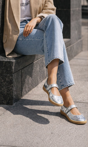 SOLANA OUTFIT PARA USAR EN LA OFICINA COMBINANDO TENIS MARY JANE PLATEADOS CON JEANS DE MEZCLILLA Y SACO NUDE ENCIMA DE PLAYERA BLANCA