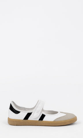 SOLANA TENIS BLANCOS CON DETALLES EN NEGRO TIPO MARY JANE EN TENDENCIA CON SUELA DE GOMA Y VELCRO EN STRAP PARA MUJER 
