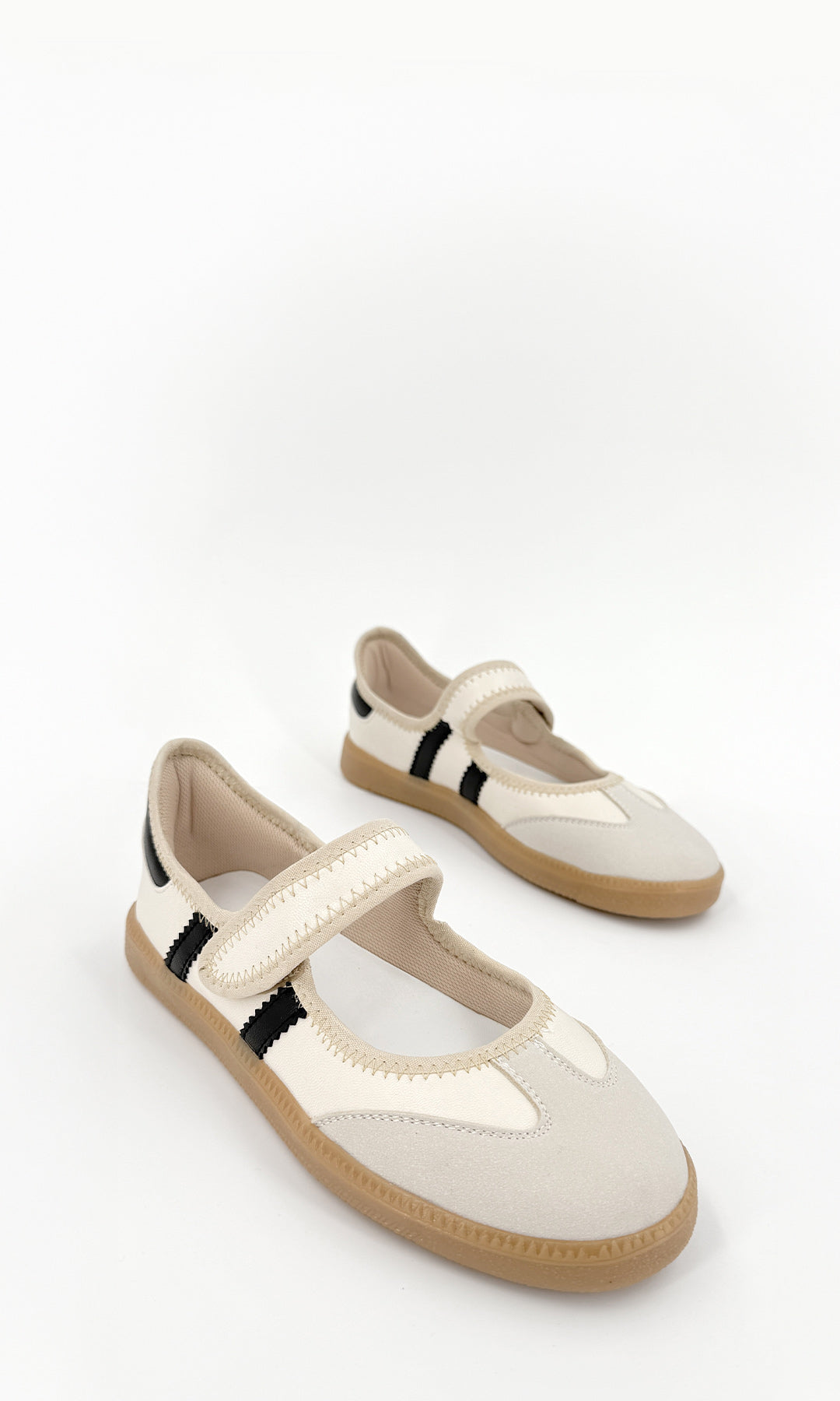 SOLANA TENIS BLANCOS ESTILO MARY JANE CON FRANJAS NEGRAS CONFECCIONADOS EN CUERO SINTETICO CON NUBOCK Y STRAP DE VELCRO EN EMPEINE