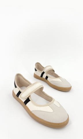 SOLANA TENIS BLANCOS ESTILO MARY JANE CON FRANJAS NEGRAS CONFECCIONADOS EN CUERO SINTETICO CON NUBOCK Y STRAP DE VELCRO EN EMPEINE