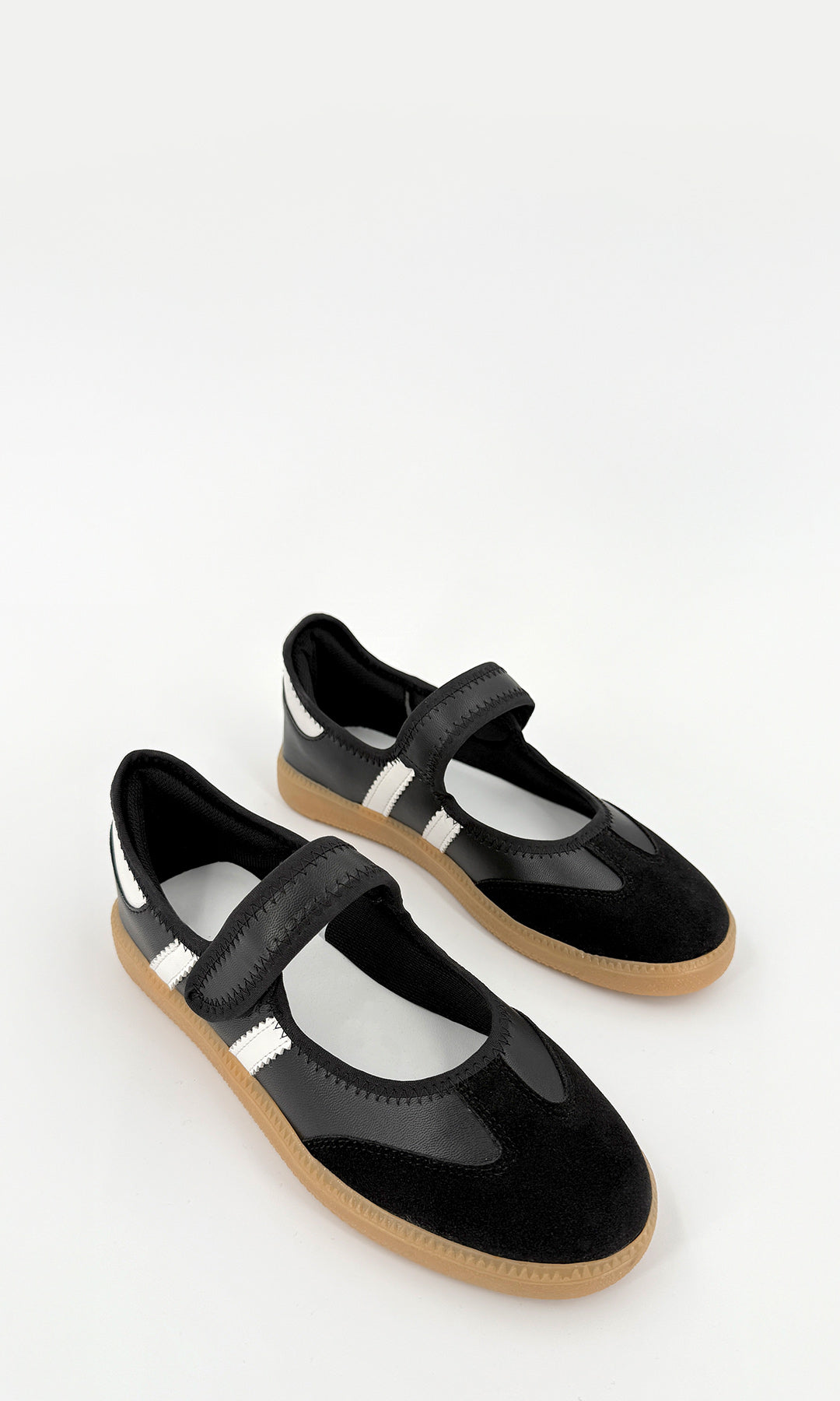 SOLANA TENIS NEGROS TIPO FLATS CON DETALLES DE VINIPIEL EN FRANJAS BLANCAS A LOS COSTADOS Y NUBOCK EN PUNTA REDONDA CON SUELA CAMEL DE 2 CM 