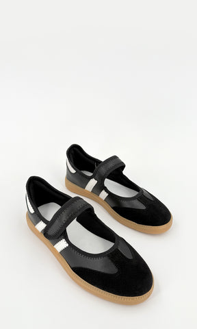 SOLANA TENIS NEGROS TIPO FLATS CON DETALLES DE VINIPIEL EN FRANJAS BLANCAS A LOS COSTADOS Y NUBOCK EN PUNTA REDONDA CON SUELA CAMEL DE 2 CM 