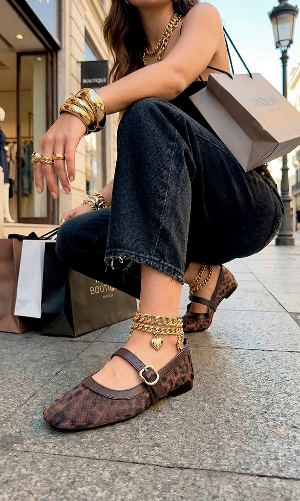 SOLSTICE FASHION LOOK USANDO PANTALONES DE MEZCLILLA CON FLATS CAFÉS CON ESTAMPADO DE LEOPARDO Y TOP NEGRO CON MAXI JOYERIA