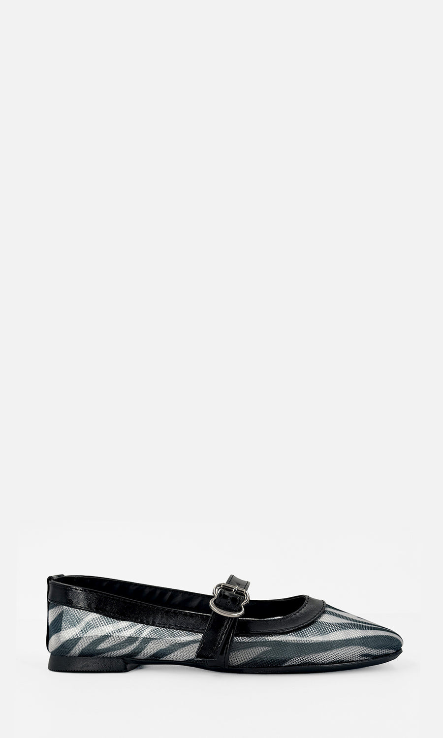 SOLSTICE CHICA COMBINA FLATS DE MESH CON ESTAMPADO DE CEBRA MIENTRAS COMBINA PANTALON BLANCO Y TOP NEGRO A JUEGO DE BOLSO