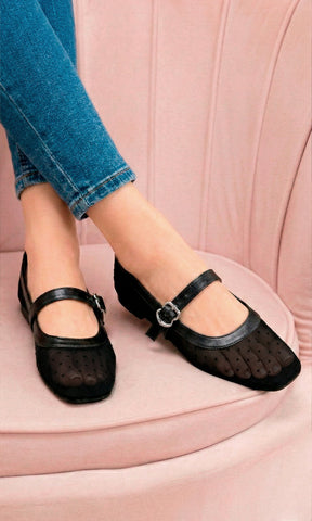 SOLSTICE OUTFIT CASUAL LUCIENDO FLATS NEGROS DE MESH ESTAMPADO POLKA DOTS CON SKINNY JEANS PARA VERSE CASUAL-CHIC