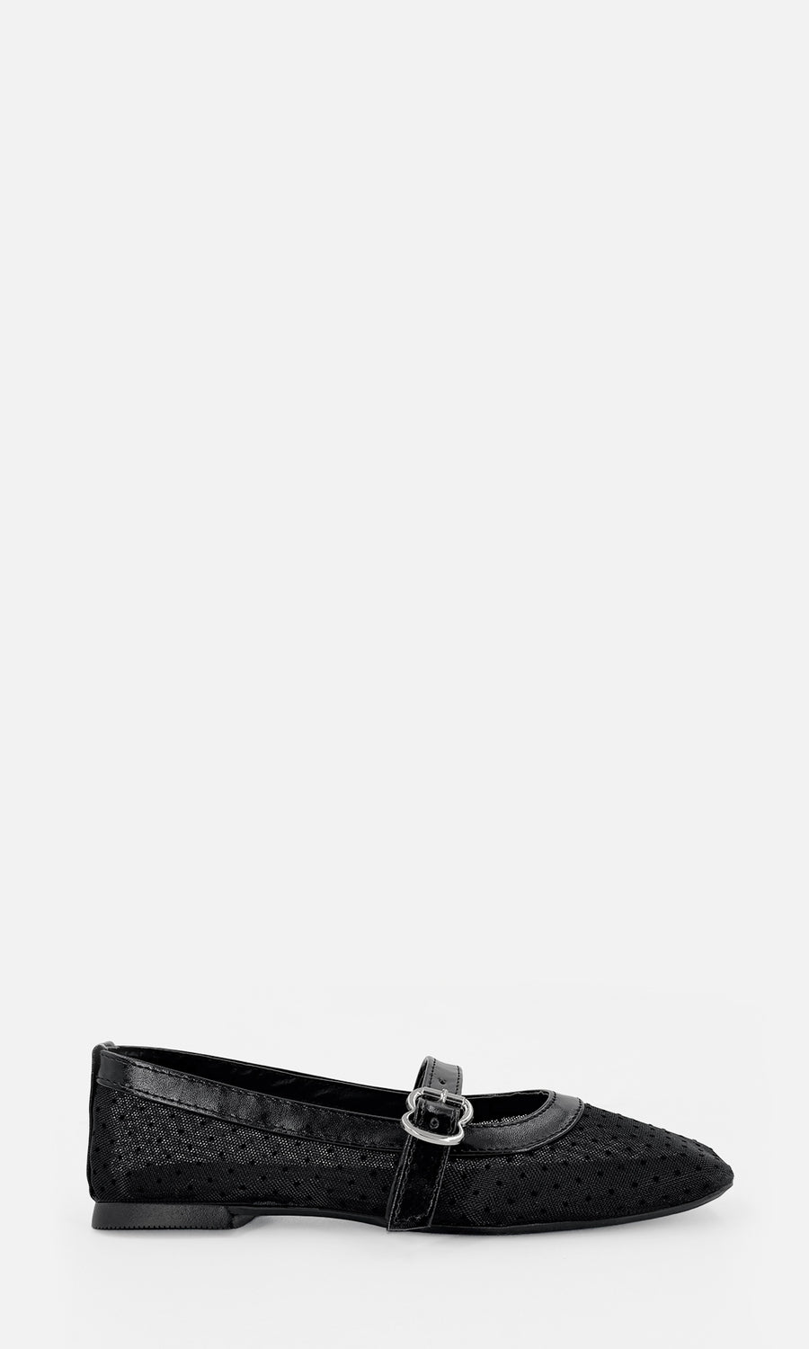 SOLSTICE OUTFIT CASUAL LUCIENDO FLATS NEGROS DE MESH ESTAMPADO POLKA DOTS CON SKINNY JEANS PARA VERSE CASUAL-CHIC