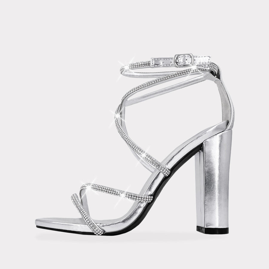 SONIA ZAPATILLAS NEGRAS DE TACON CUADRADO A JUEGO CON VESTIDO LARGO DE LENTEJUELAS Y ABERTURA EN PIERNA PARA USAR EN EVENTOS FORMALES 