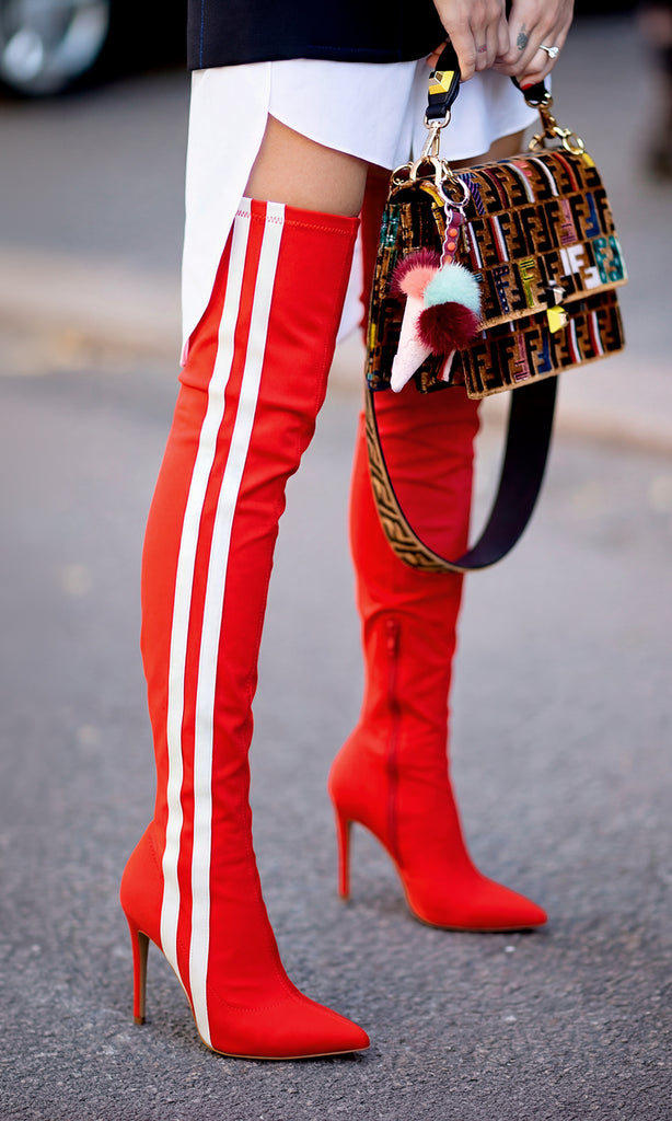 SONIC CHICA COMBINA BOTAS ROJAS ARRIBA DE LA RODILLA CON SUETER NEGRO OVERSIZE ENCIMA DE BLUSA BLANCA Y BOLSO FENDI CON JOYERIA PLATEADA 