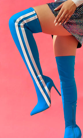 SONIC COMO COMBINAR BOTAS AZULES QUE CUBREN LA RODILLA CON FRANJAS BLANCAS A LOS COSTADOS Y LUCIR FASHION EN EVENTOS SOCIALES