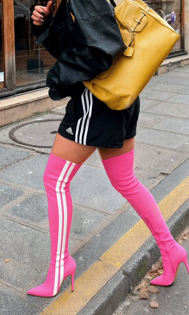 SONIC FASHION LOOK USANDO BOTAS LARGAS ROSAS CON FRANJAS BLANCAS Y SHORT ADIDAS NEGRO CON CHAMARRA DE CUERO MIENTRAS LUCE BOLSO MOSTAZA
