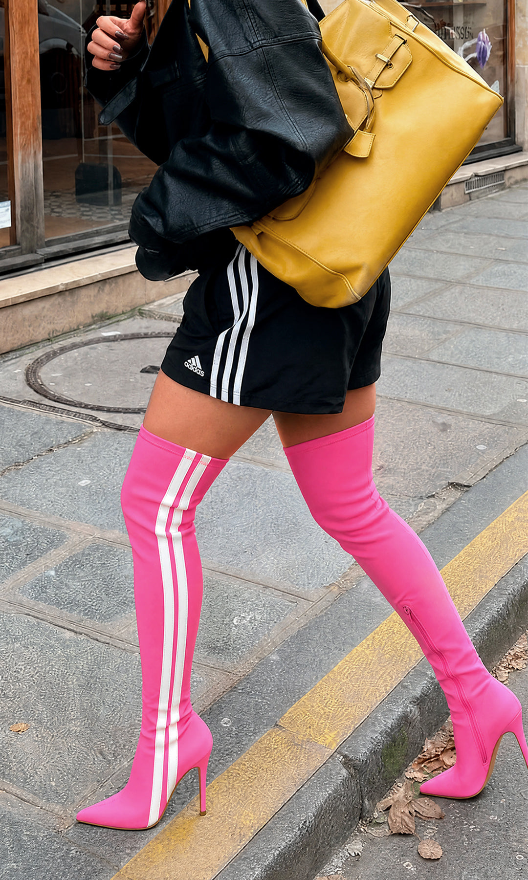 SONIC FASHION LOOK USANDO BOTAS LARGAS ROSAS CON FRANJAS BLANCAS Y SHORT ADIDAS NEGRO CON CHAMARRA DE CUERO MIENTRAS LUCE BOLSO MOSTAZA