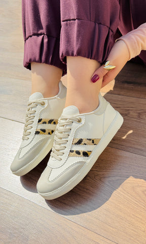 STELLAR SNEAKERS CON DETALLES DE LEOPARDO PARA COMBINAR CON PANTALONES JOGGER Y BLUSA DE MANGA LARGA EN LOOK CASUAL