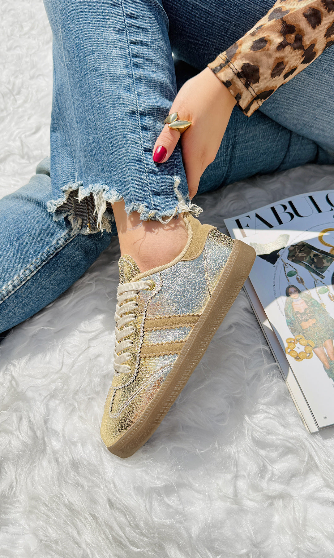 STELLAR COMO COMBINAR TENIS DORADOS CON PANTALONES DE MEZCLILLA Y BLUSA ANIMAL PRINT PARA LUCIR CHIC EN CITAS CASUALES CON AMIGAS