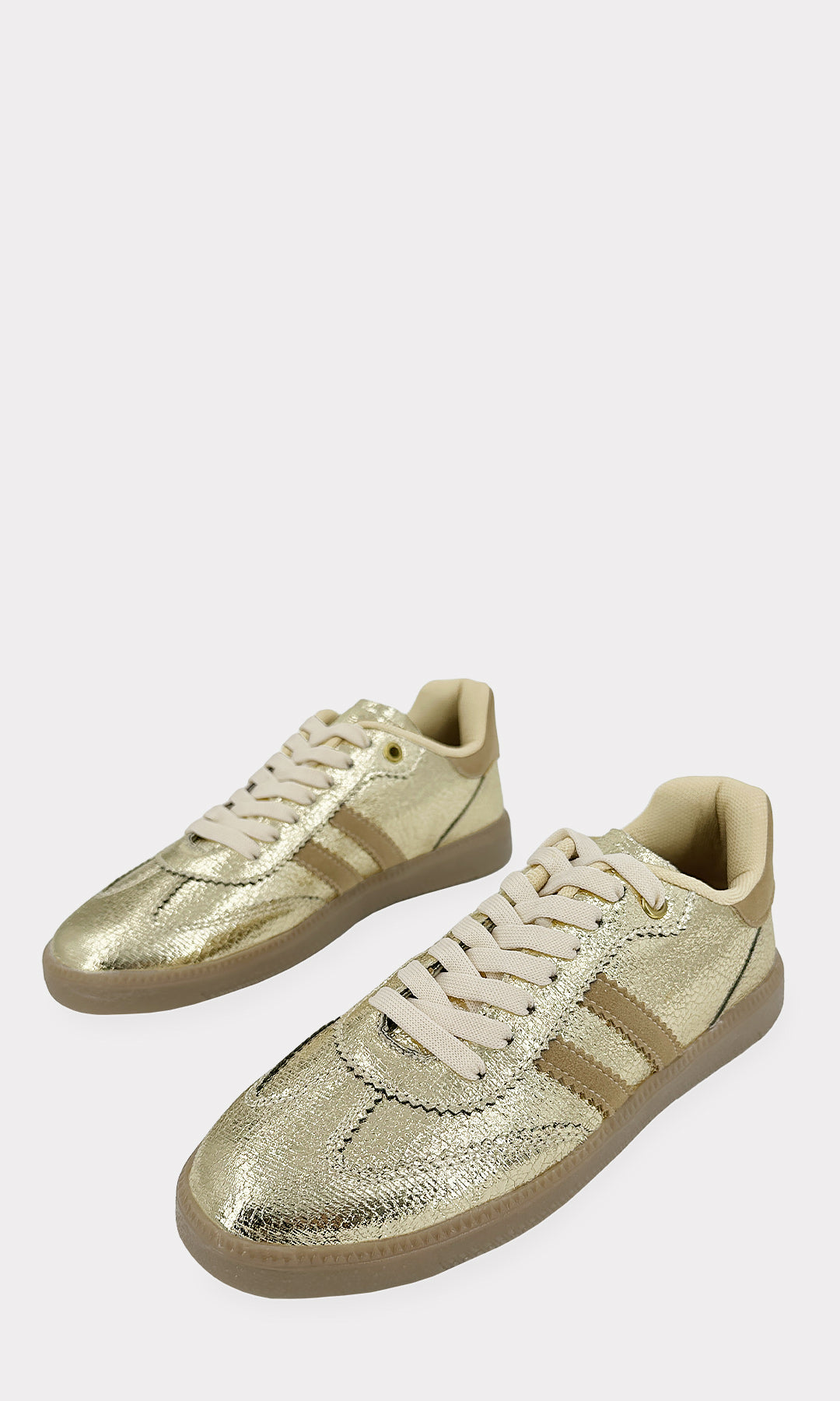 STELLAR SNEAKERS DORADOS HECHOS EN VINIPIEL METALICA TEXTURIZADA CON DETALLES DE GAMUZA Y AGUJETA CAMEL SOBRE EL EMPEINE PARA USAR CON PANTALONES