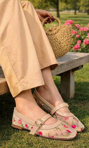 SUGAR CHICA COMBINA PANTALON COLOR CAQUI CON TOP Y FLATS NUDE MESH CON DETALLES DE FLORES A JUEGO CON BOLSO BOHEMIO