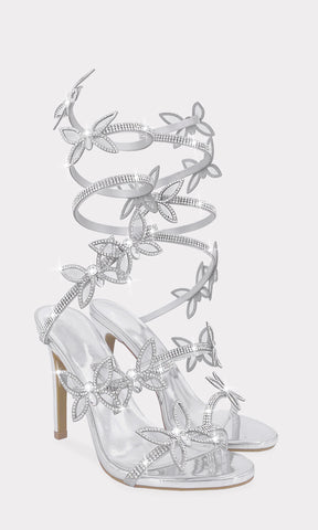 SUGEY ZAPATILLAS PLATEADAS DE CHAROL CON DOS STRAPS DELGADOS AL FRENTE Y BRILLOS CON MARIPOSAS EN LACE UP EN FORMA DE ESPIRAL CON TACON DE 10.5 CM