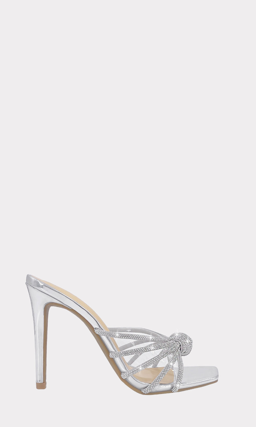 SULLY CHICA POSA SENTADA VESTIDO NUDE DE PEDRERIA ZAPATILLAS PLATEADAS CON UNA COPA DE CHAMPAGNE EN LA MANO Y ANILLO DE DIAMANTE