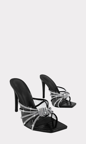 SULLY ZAPATILLAS NEGRAS CONFECCIONADAS EN VINIPIEL CON BRILLOS EN STRAP DE MICA TRANSPARENTE Y PUNTA CUADRADA PARA USAR CON VESTIDO DE NOCHE 