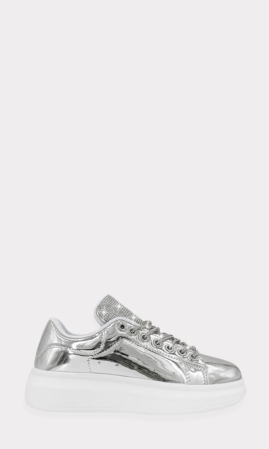 SYDNEY CHICA USA TENIS PLATA DE BRILLOS CON PANTALON JOGGER Y BLUSA BLANCA CON PULSERAS TOBILLERAS PLATA PARA VERSE FASHION