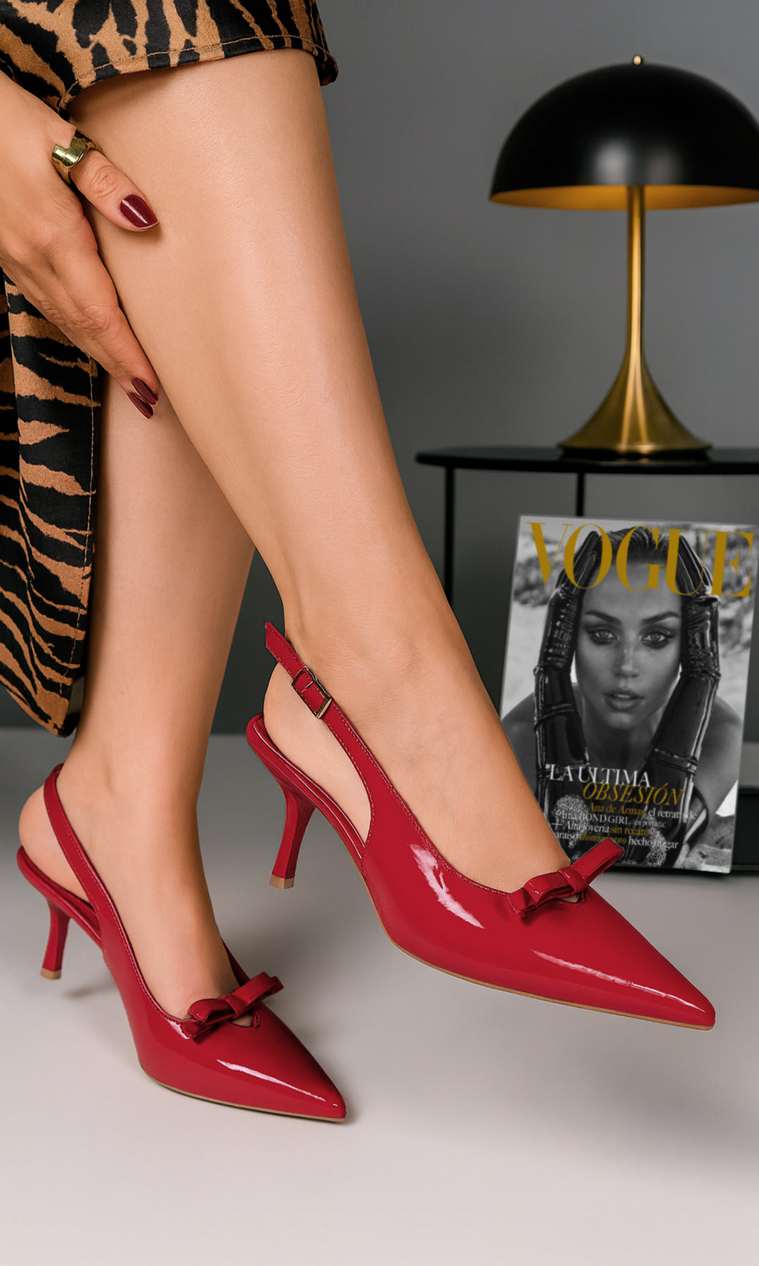 SYLVIA INSPIRACIÓN FASHION USANDO ZAPATILLAS SLINGBACK ROJAS DE CHAROL CON FALDA ANIMAL PRINT PARA UN ESTILO ATREVIDO Y ELEGANTE 