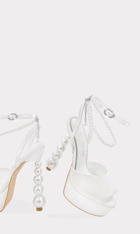 SYMPHONY HEELS DE PUNTA PEEP TOE CON TALON DESCUBIERTO Y ANKLE STRAP CON DETALLE DE PERLAS