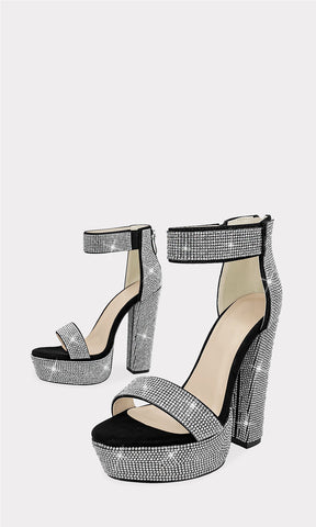 TADIA ZAPATILLAS NEGRAS DE PUNTA ABIERTA CON ACABADO DE NUBOCK CUBIERTAS DE BRILLOS PLATA EN STRAP DELGADO ARRIBA DE LOS DEDOS Y EN PULSERA TOBILLERA