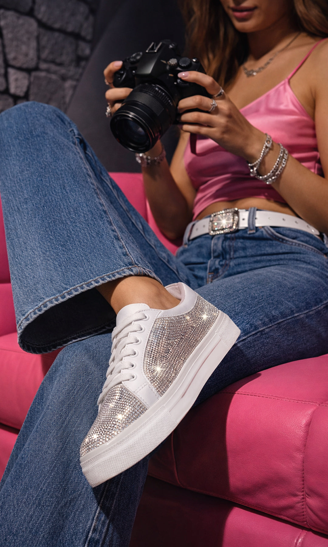 TATIANA CHICA USA PANTALONES DE MEZCLILLA CON CINTURON DE BRILLOS Y BLUSA ROSA DE TIRANTES CON TENIS BLANCOS PARA VERSE EN TENDENCIA