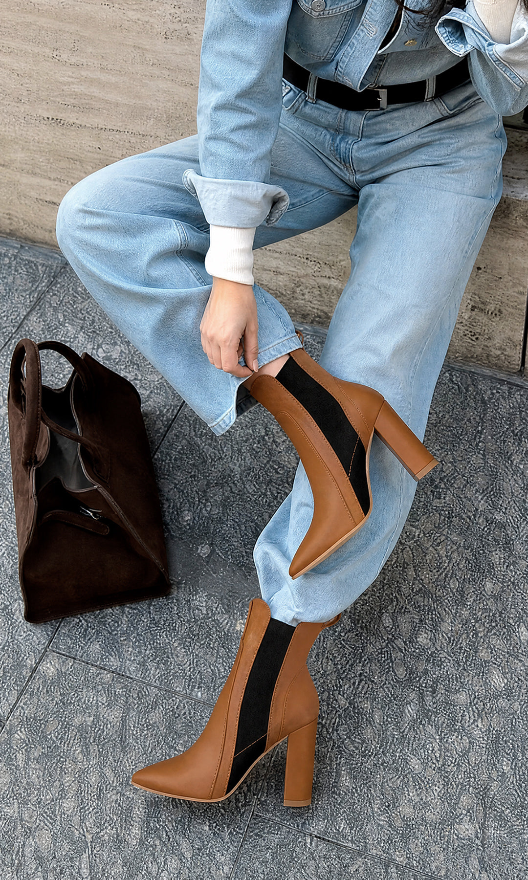 TESSA CHICA USA PANTALON DE MEZCLILLA CON CHAMARRA A JUEGO Y LO COMBINA CON BOTINES CAMEL MIENTRAS USA BOLSO CAFE DE GAMUZA