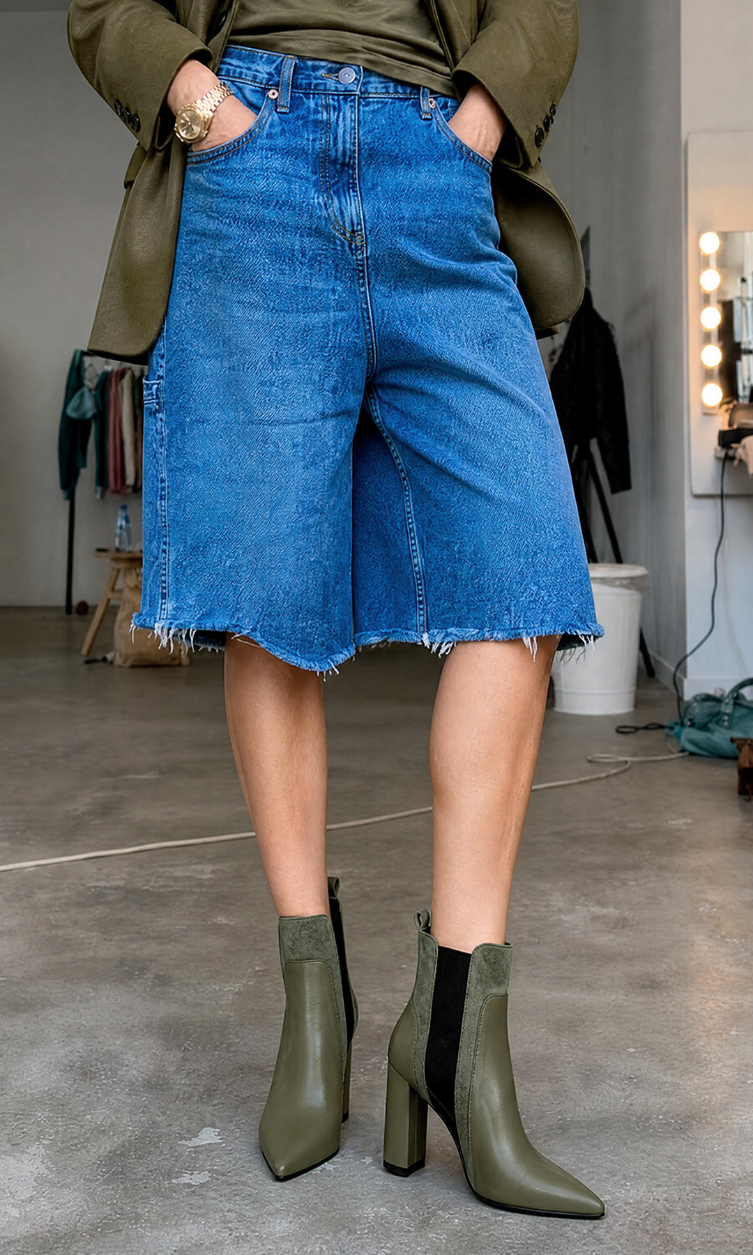 TESSA STREET STYLE LOOK USANDO SHORT DE MEZCLILLA CORTE CAPRI CON SACO VERDE OLIVO ENCIMA DE T-SHIRT DEL MISMO TONO CON BOTINES